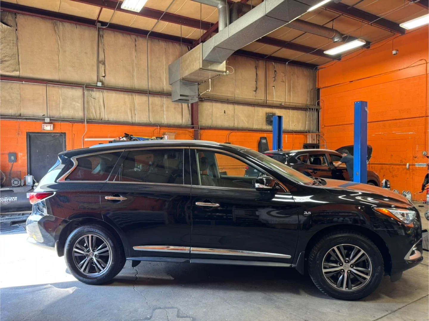 2016 Infiniti QX60 · 3.5 Sport Utility 4D image indicator(2)