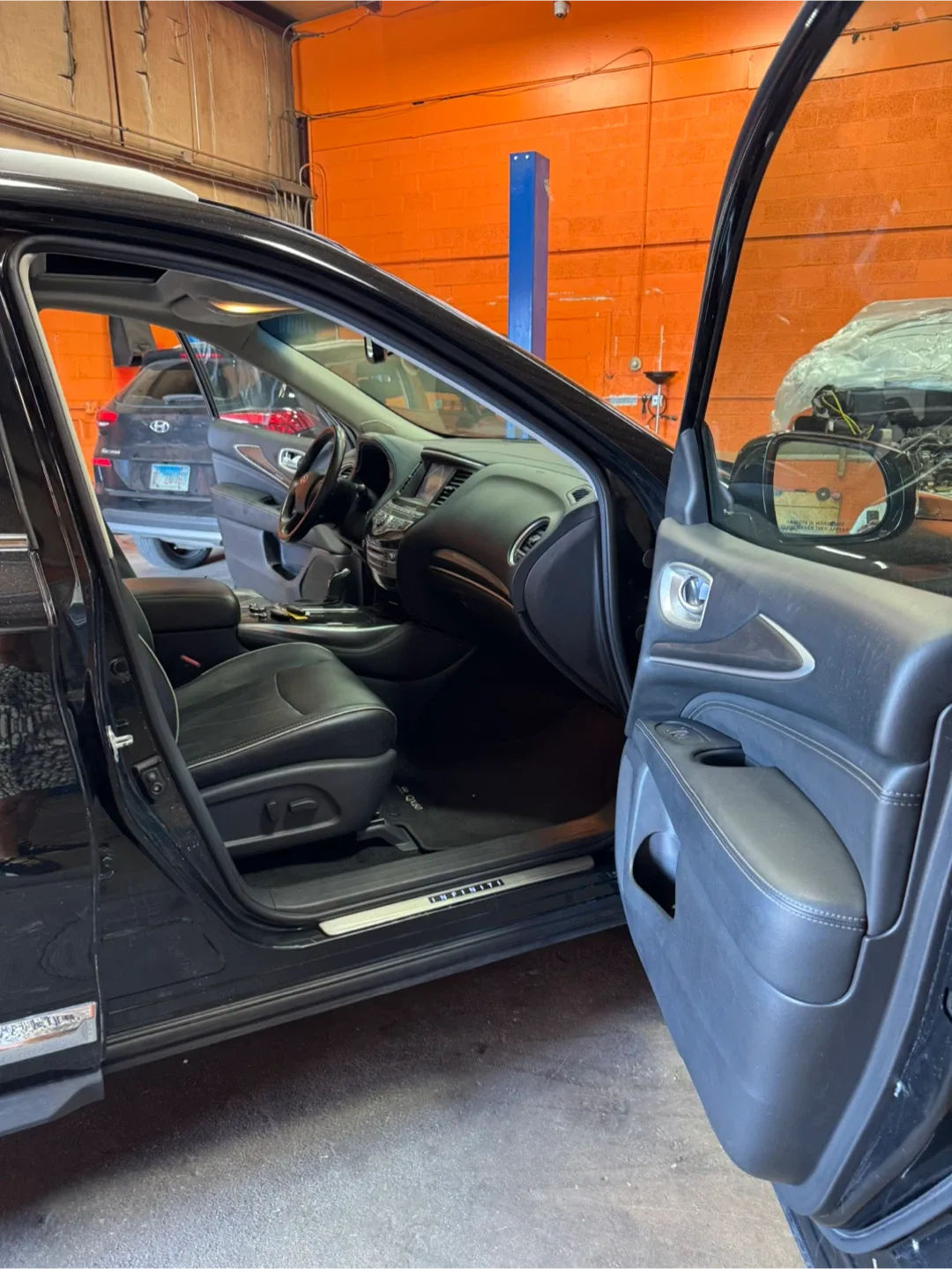 2016 Infiniti QX60 · 3.5 Sport Utility 4D image indicator(8)