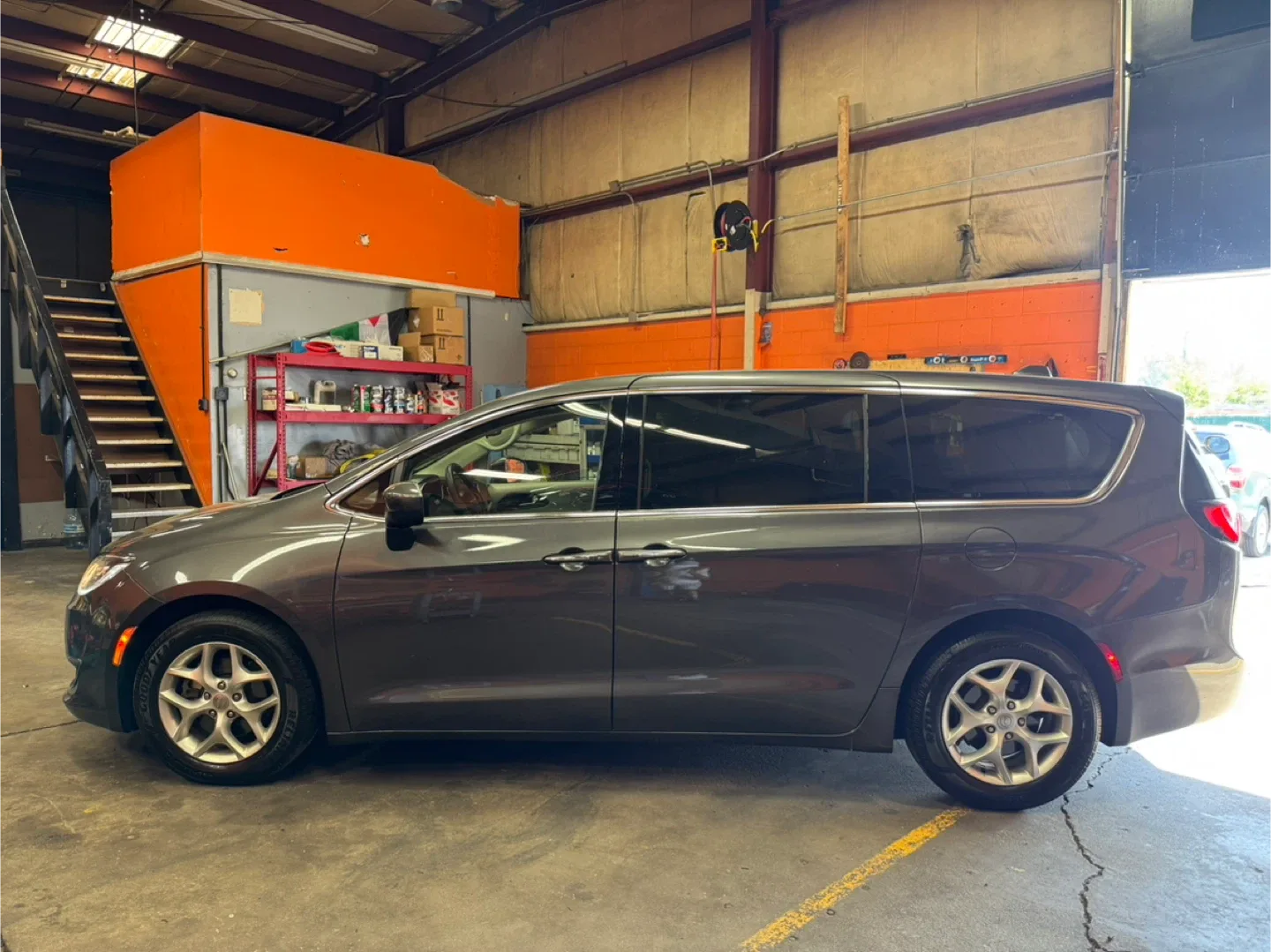 2017 Chrysler Pacifica · Touring Plus Minivan 4D image indicator(4)