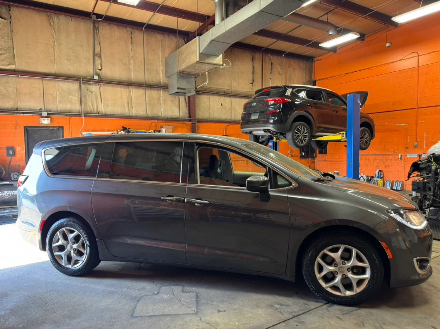 2017 Chrysler Pacifica · Touring Plus Minivan 4D image indicator(2)