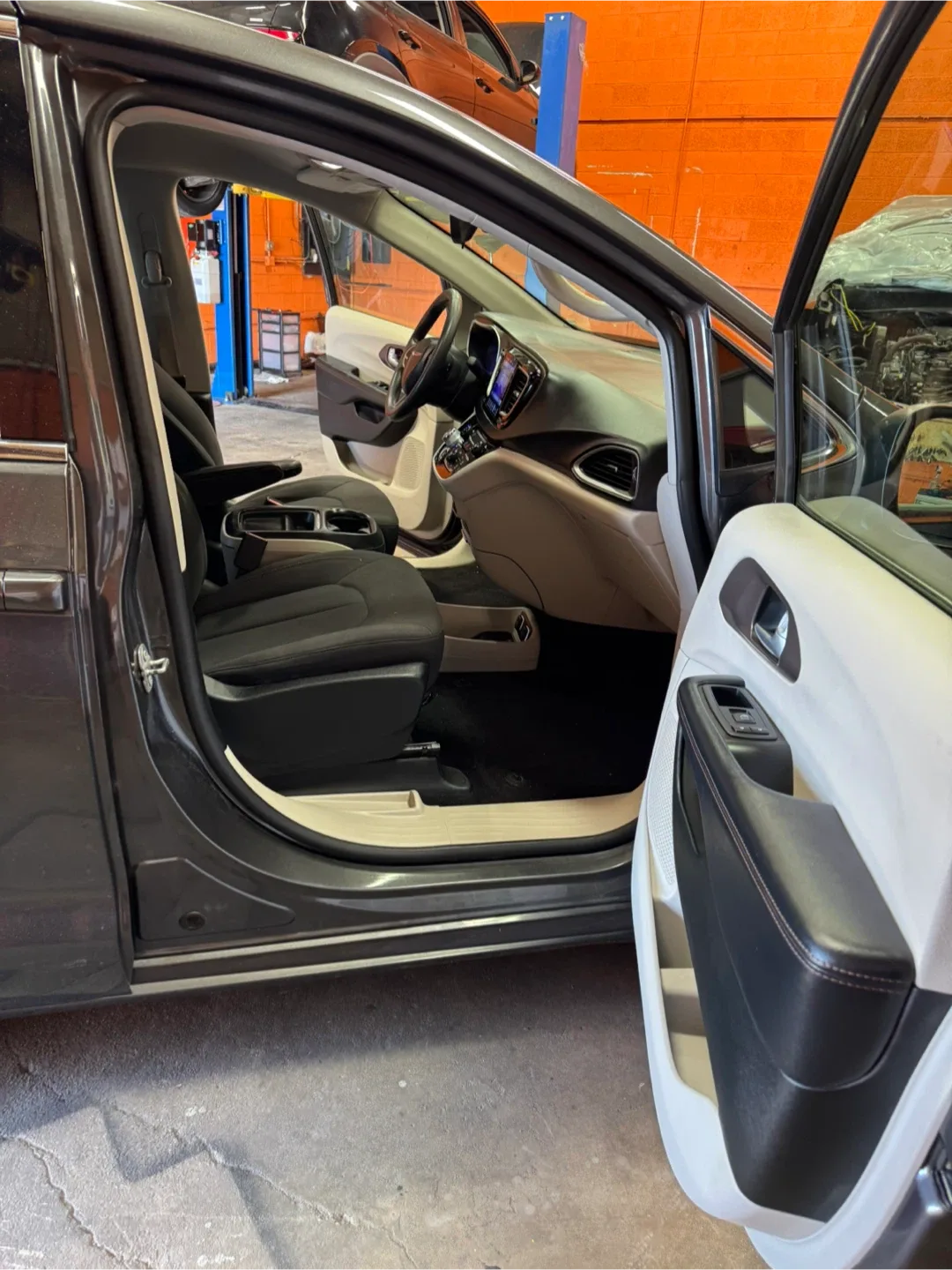 2017 Chrysler Pacifica · Touring Plus Minivan 4D image indicator(8)