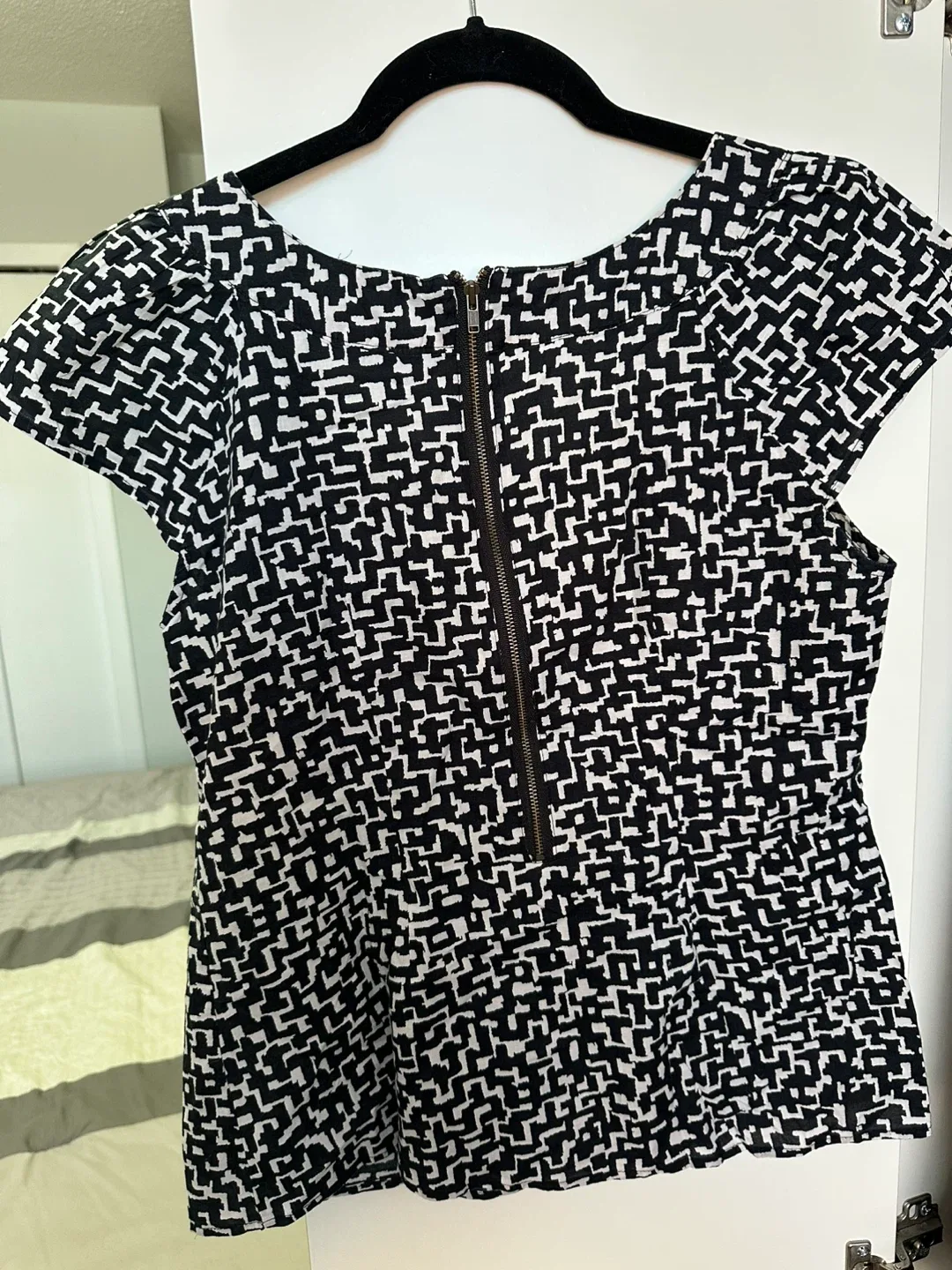 Banana Republic Black & White Print Top - Size M image indicator(2)