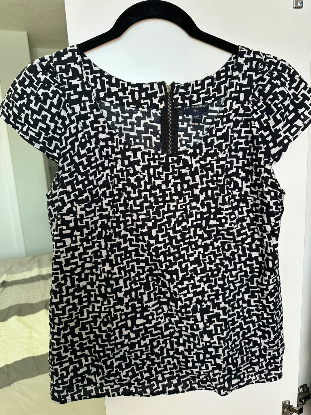 Banana Republic Black & White Print Top - Size M thumbnail