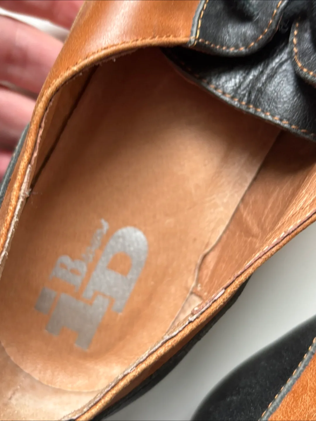 Browns Black & Tan Leather Oxfords - Size 8.5 image indicator(2)