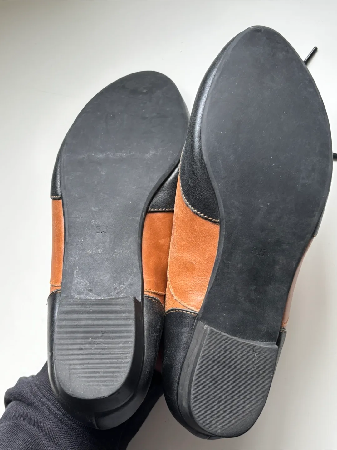 Browns Black & Tan Leather Oxfords - Size 8.5 image indicator(4)