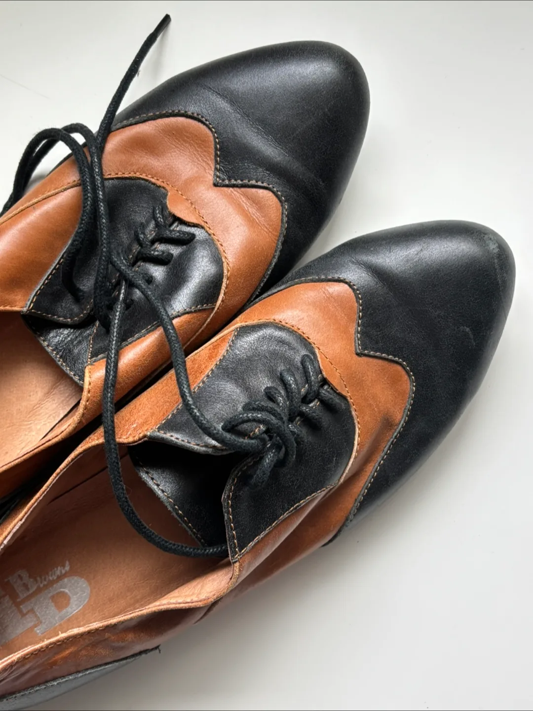 Browns Black & Tan Leather Oxfords - Size 8.5 image indicator(3)