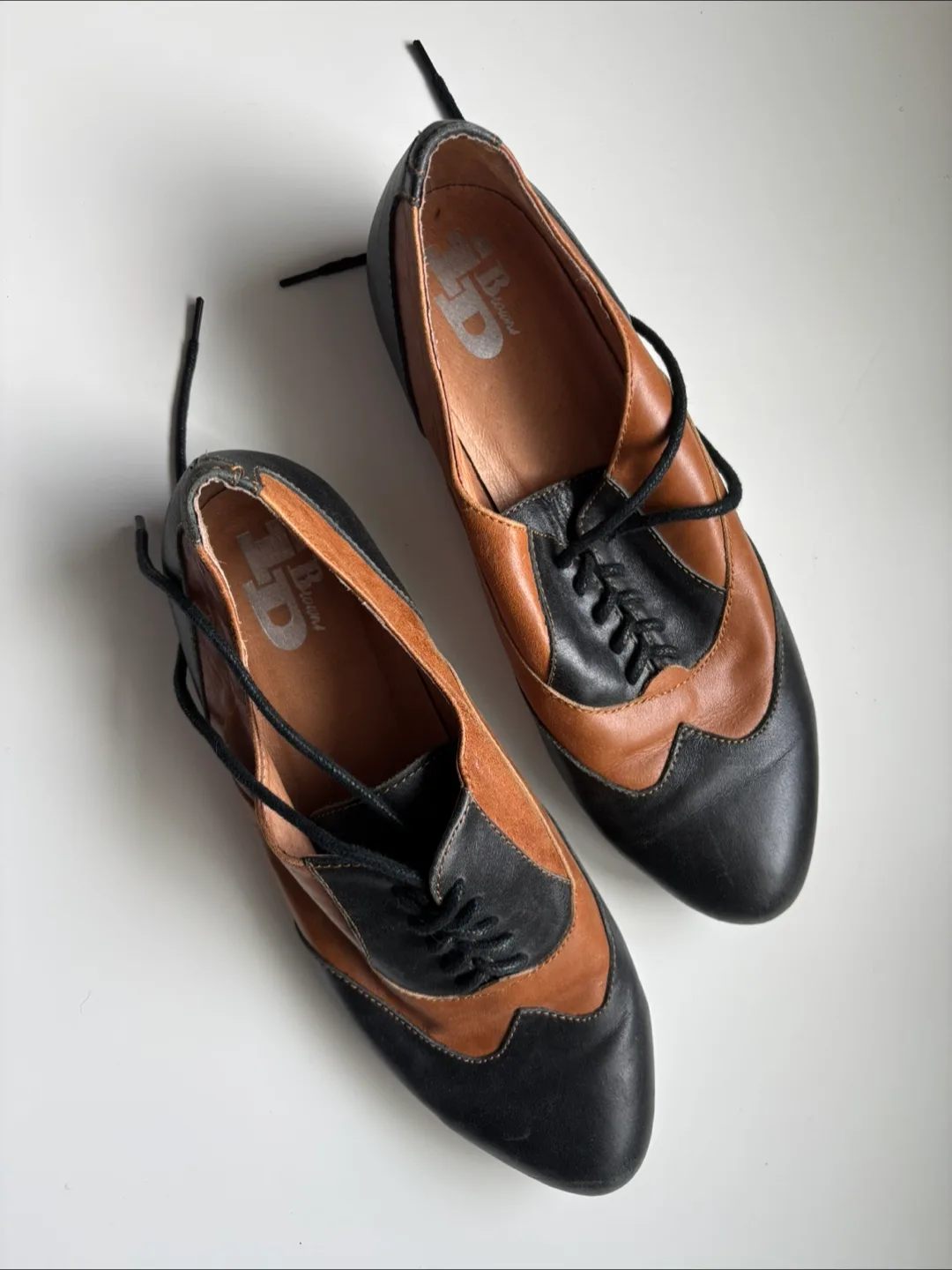 Browns Black & Tan Leather Oxfords - Size 8.5 image indicator(7)