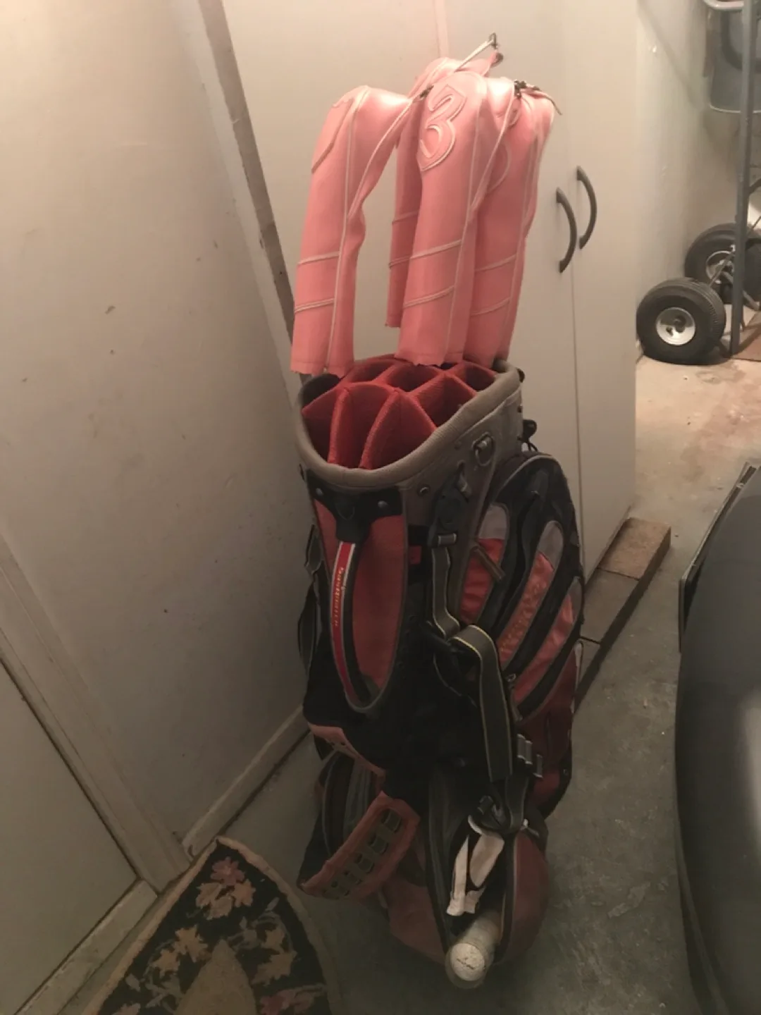 Sasquatch Golf Bag with woods & Pink Covers thumbnail
