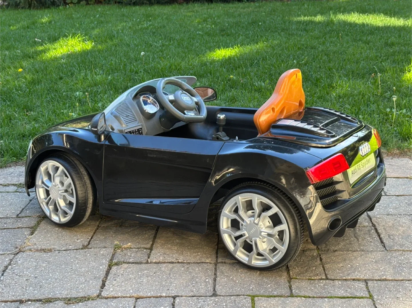 Audi R8 Spyder Kids Ride-On Car - Black thumbnail