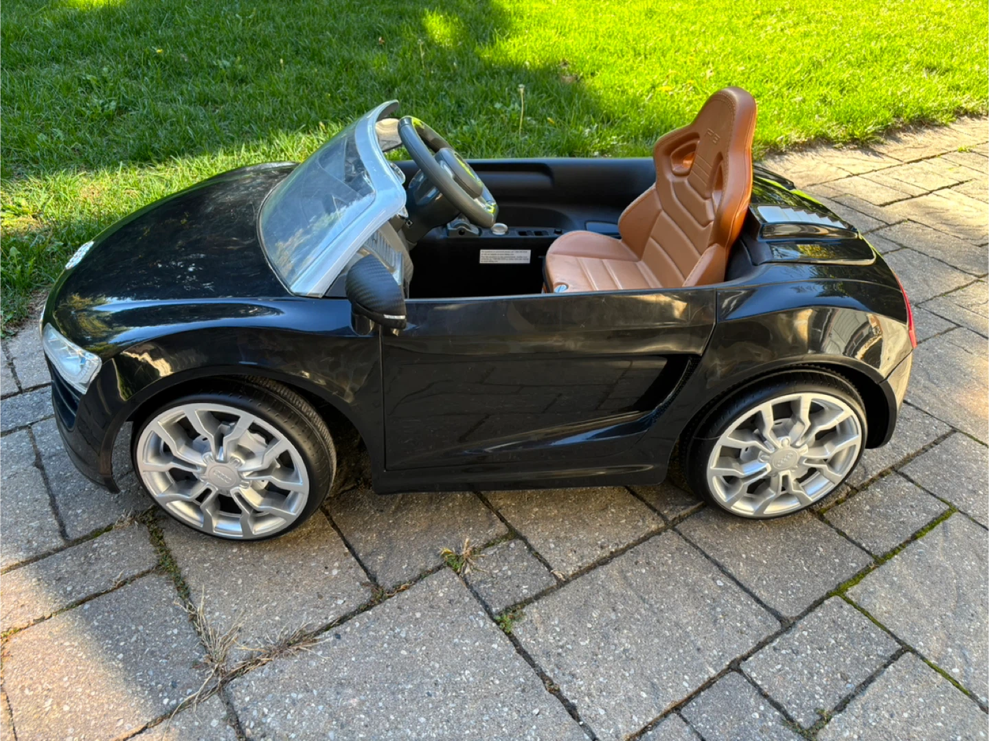 Audi R8 Spyder Kids Ride-On Car - Black - photo 4