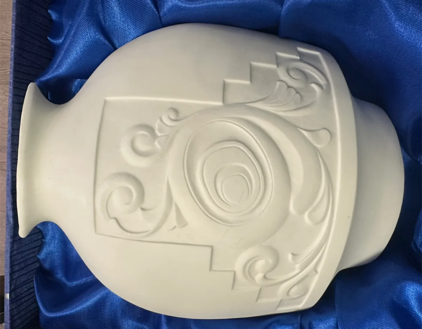 Terry Jackson “PROMISE” Porcelain Vase image indicator(2)