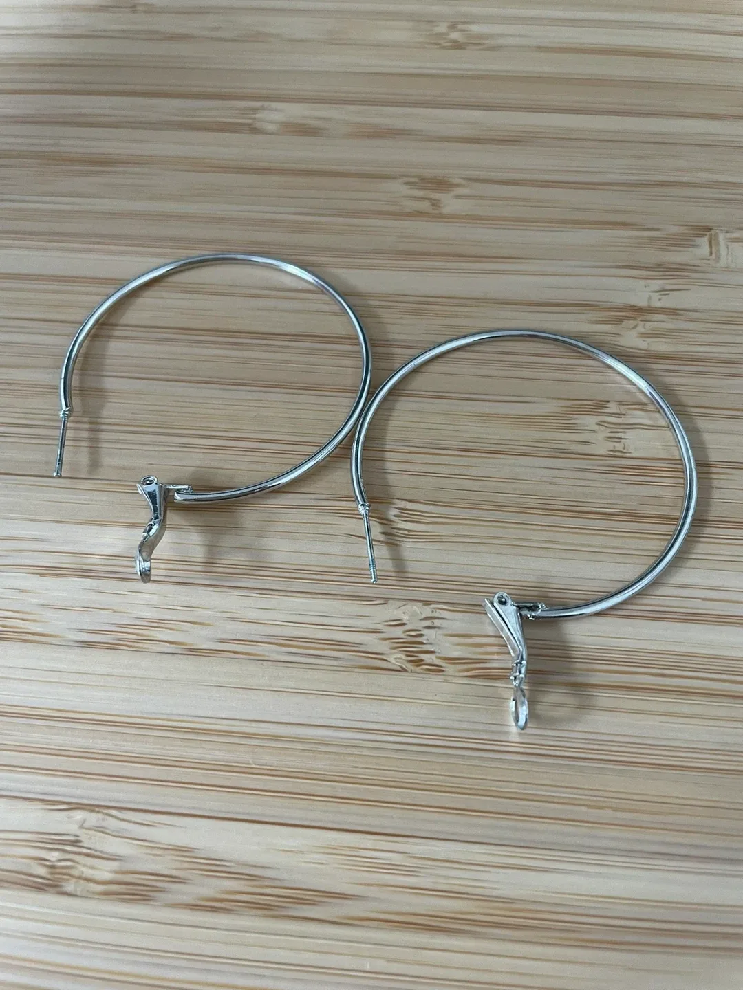Silver Hoop Earrings image indicator(3)
