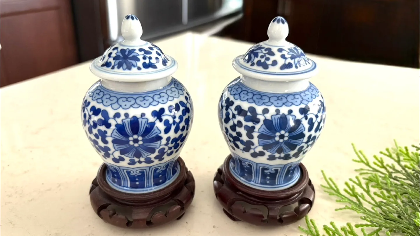 Vintage Chinese Vase with Phoenix Design image indicator(5)