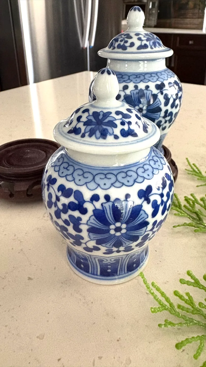 Vintage Chinese Vase with Phoenix Design image indicator(6)