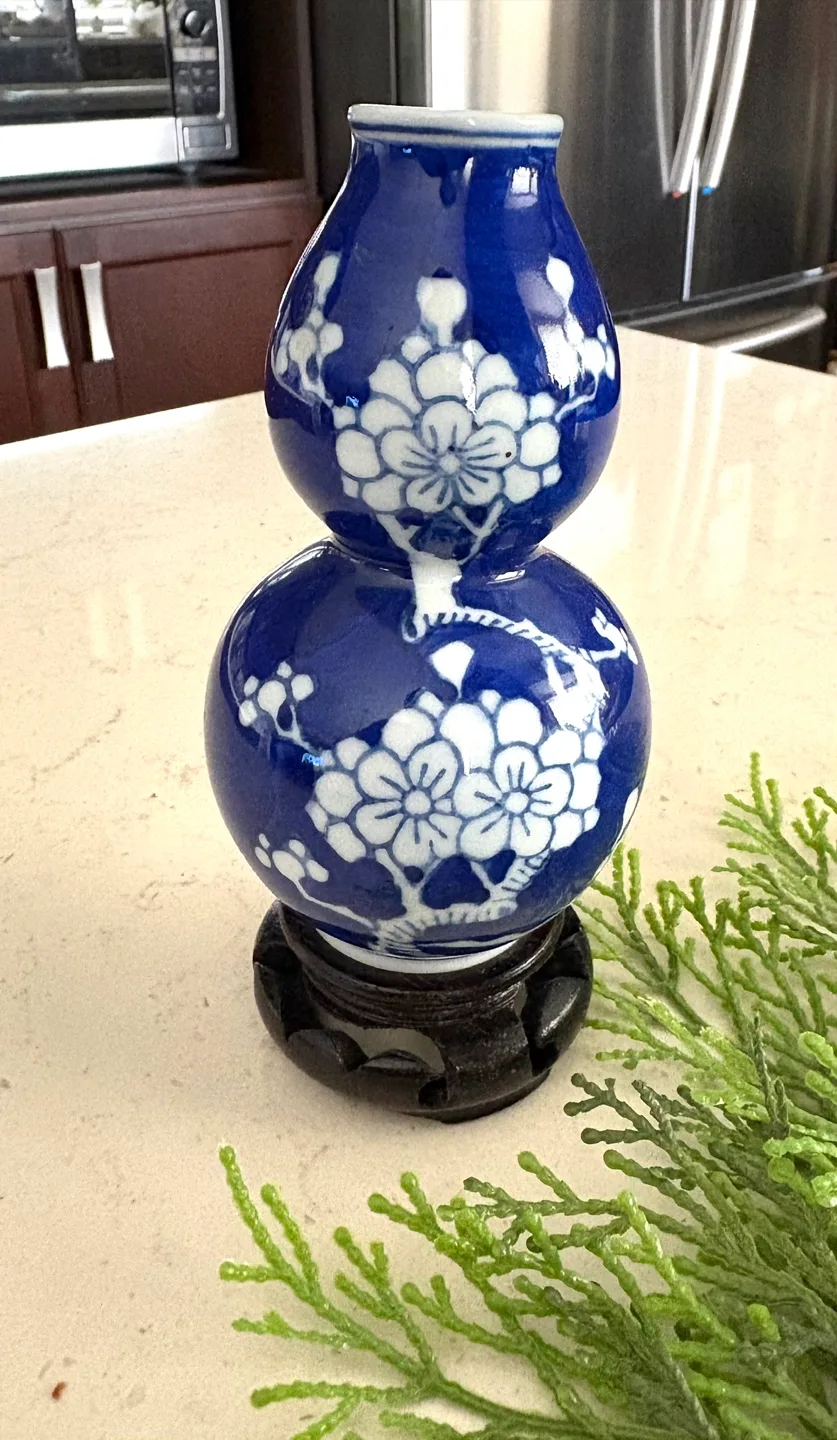 Vintage Chinese Vase with Phoenix Design image indicator(8)