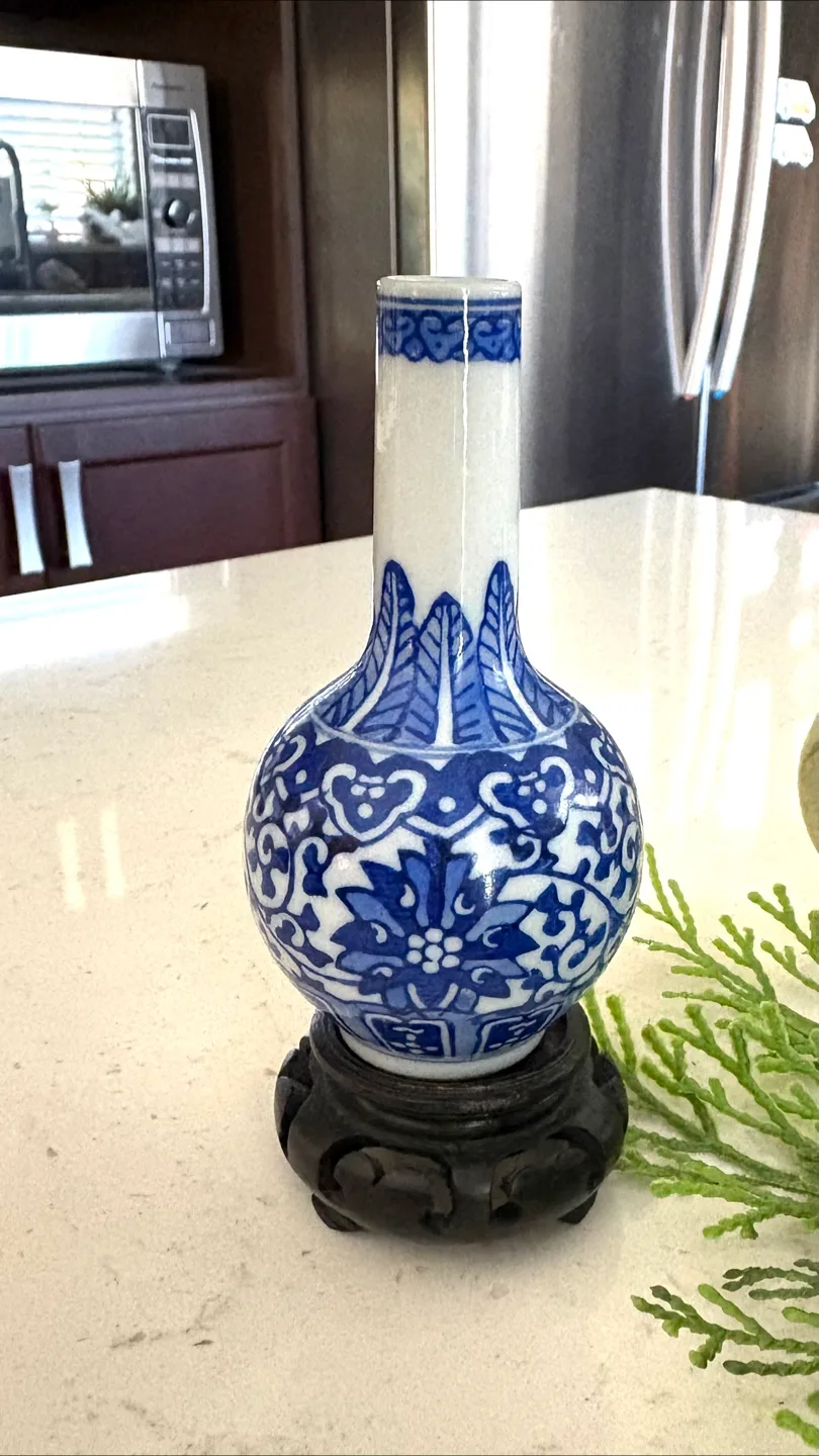 Vintage Chinese Vase with Phoenix Design image indicator(10)