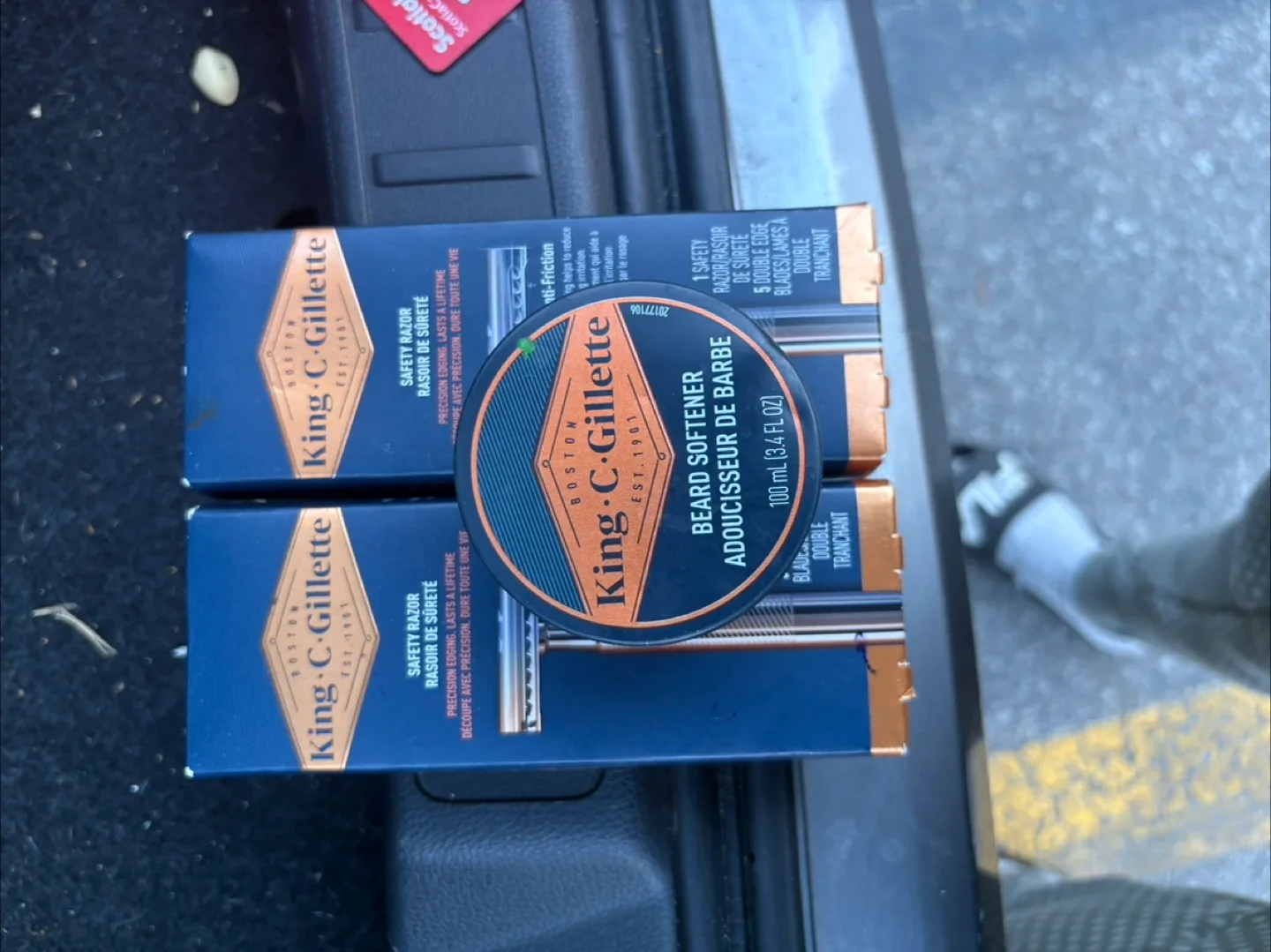 King C. Gillette Men's Grooming Set image indicator(3)