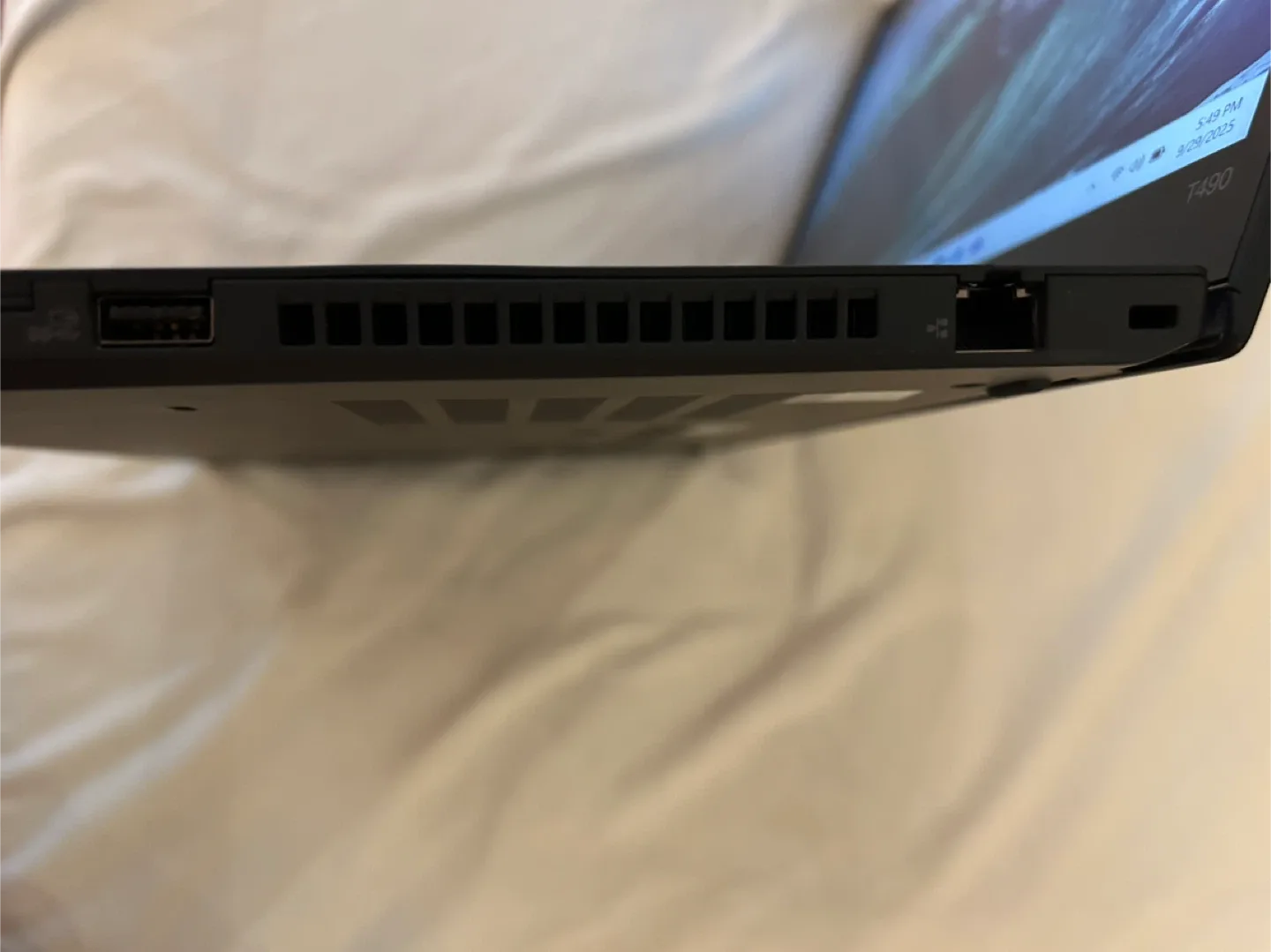 Lenovo ThinkPad T490 Laptop image indicator(2)