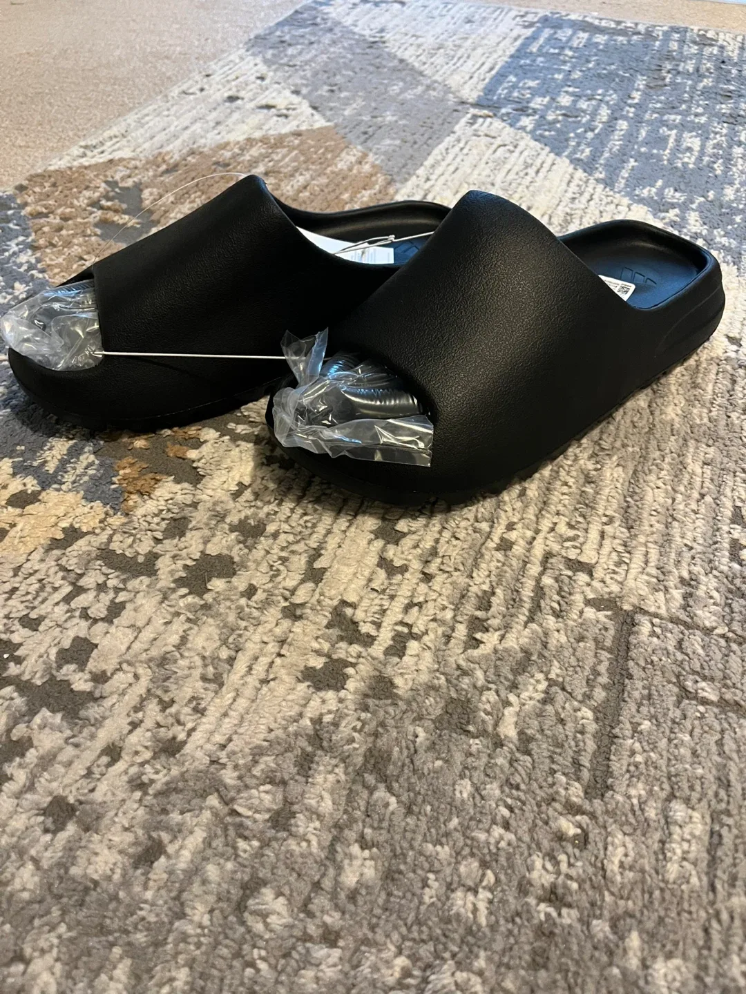 (NEW) Yeezy slides thumbnail