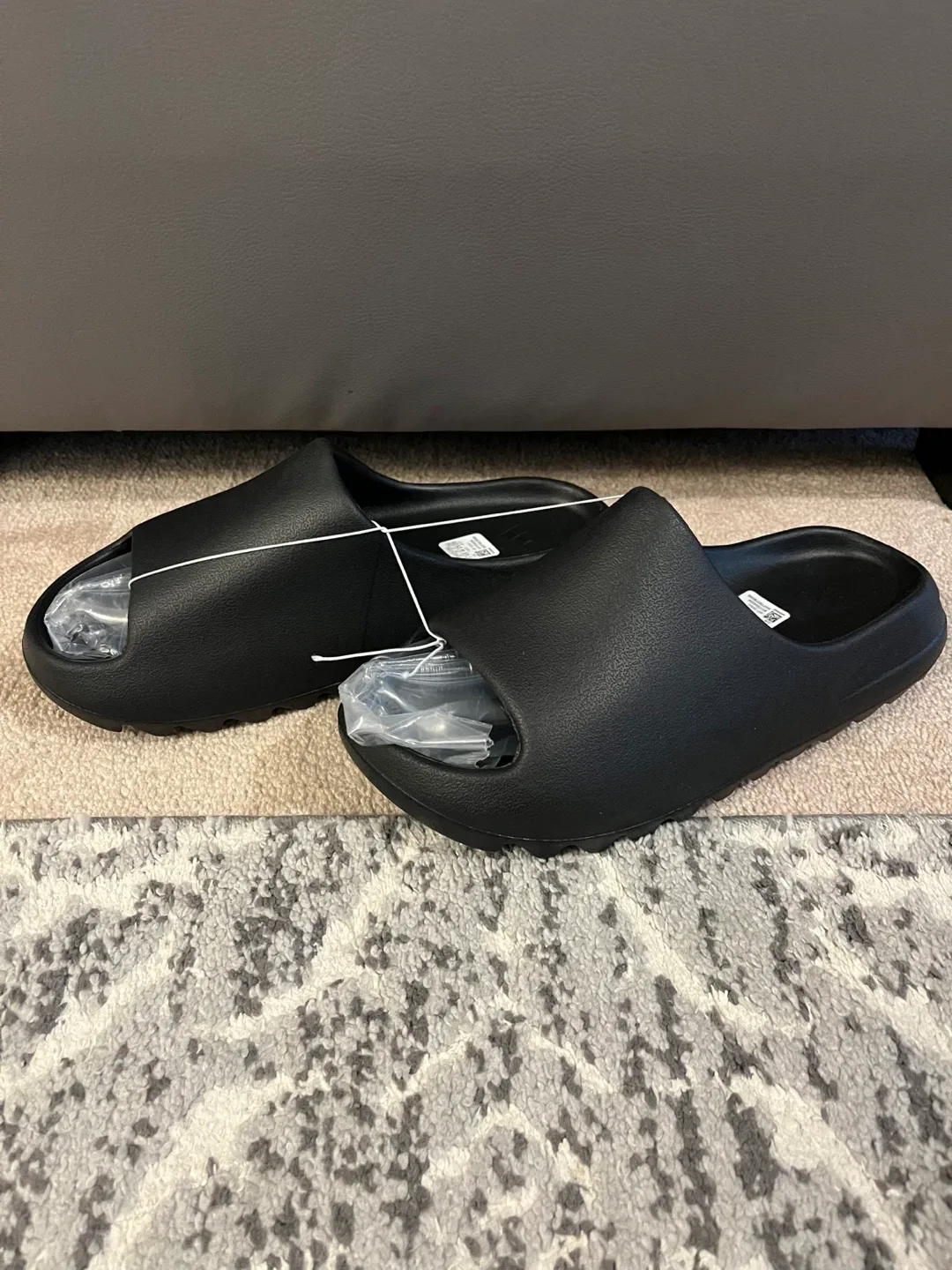 (New) Yeezy slides thumbnail