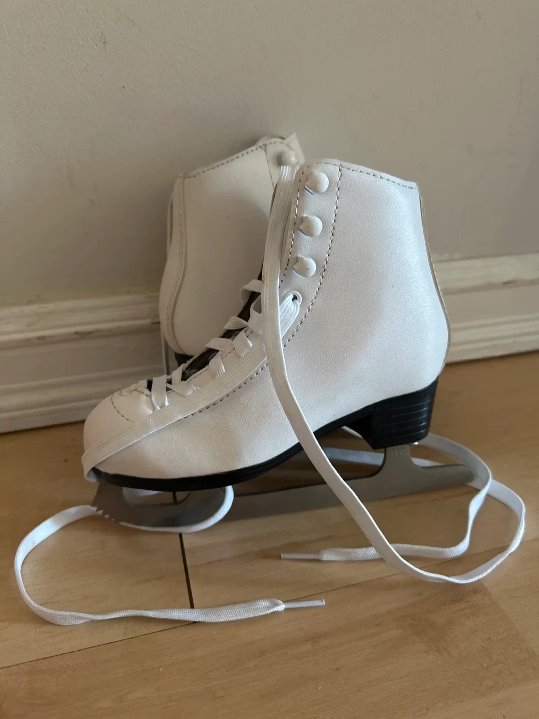 VIC DREAM WHITE ICE SKATES. Size 12 image indicator(2)