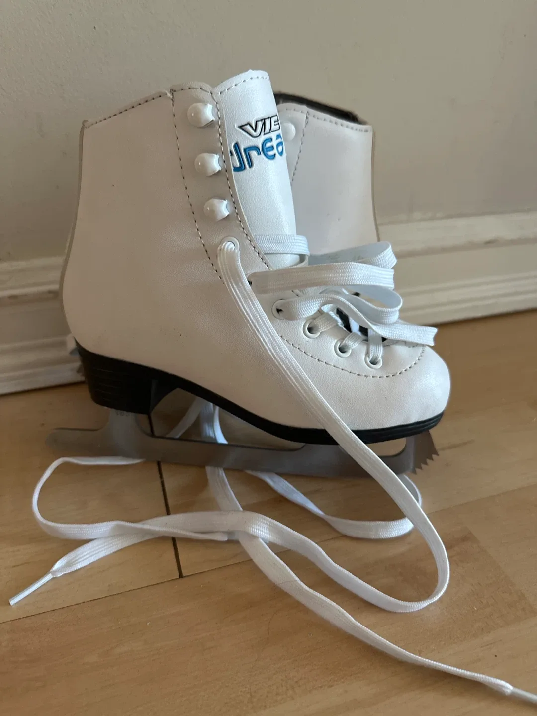 VIC DREAM WHITE ICE SKATES. Size 12 image indicator(3)