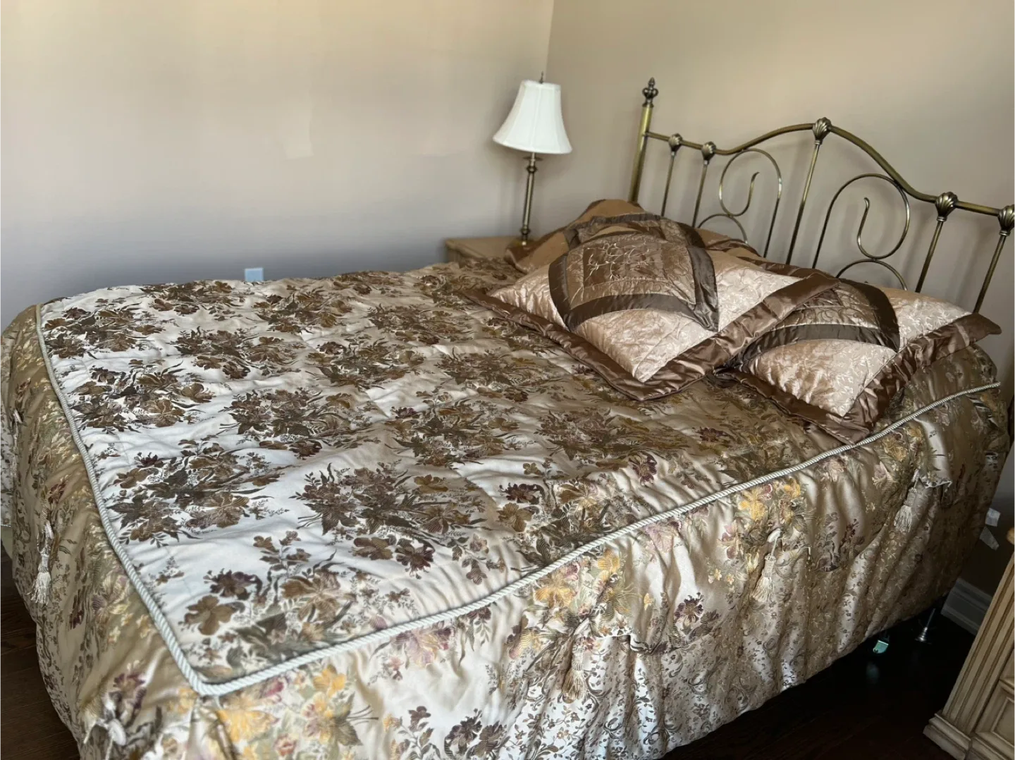 Floral Patterned Bedspread with Pillows image indicator(3)