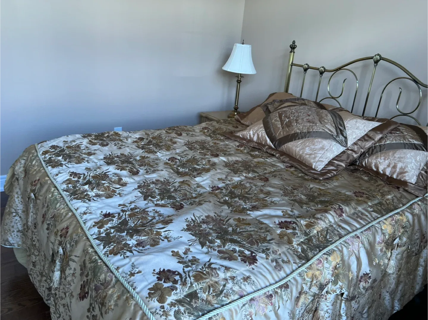 Floral Patterned Bedspread with Pillows image indicator(2)