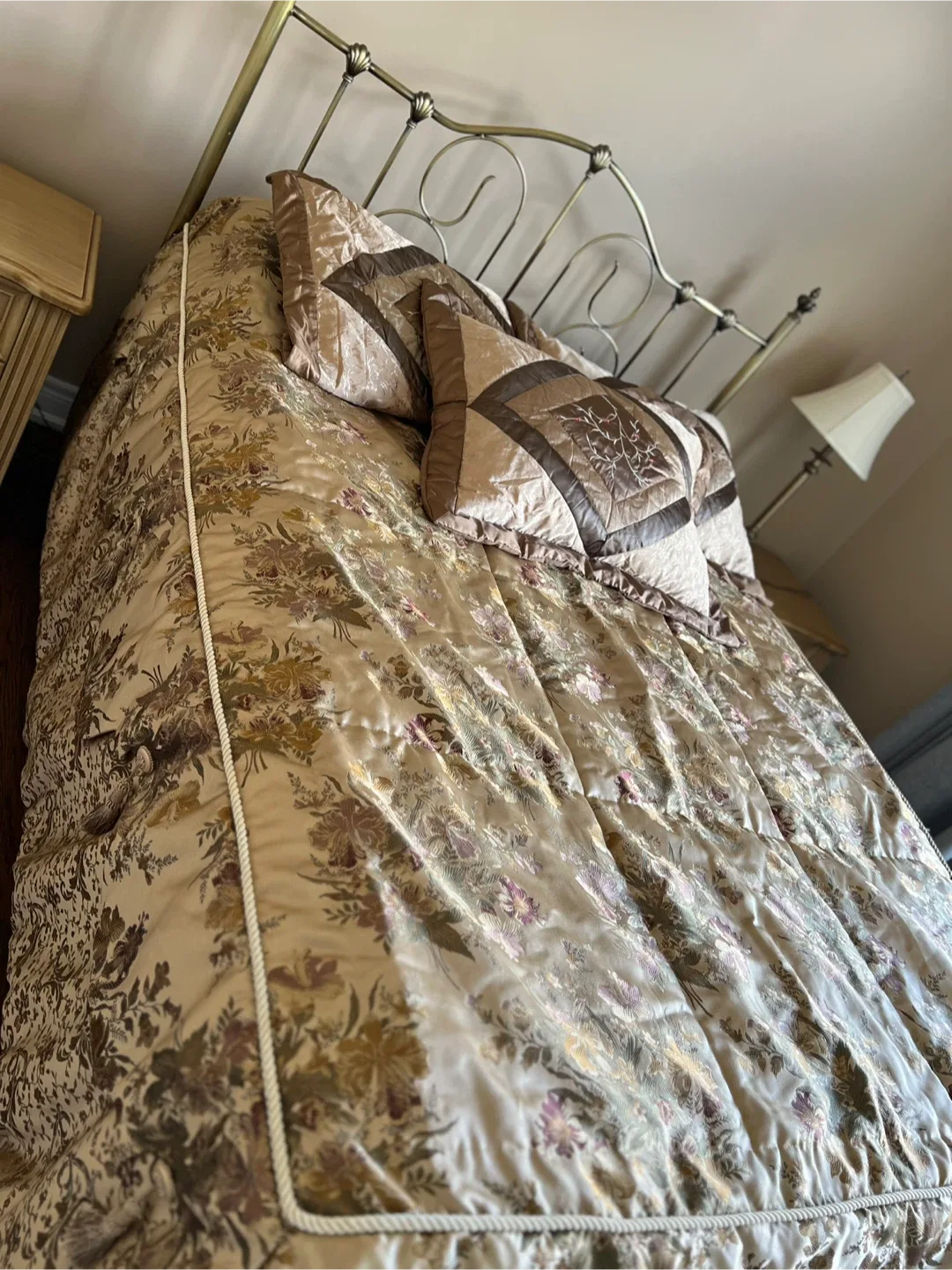Floral Patterned Bedspread with Pillows image indicator(5)