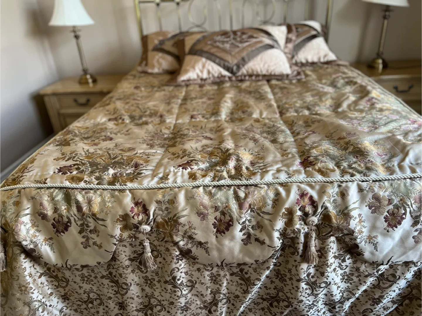 Floral Patterned Bedspread with Pillows image indicator(4)