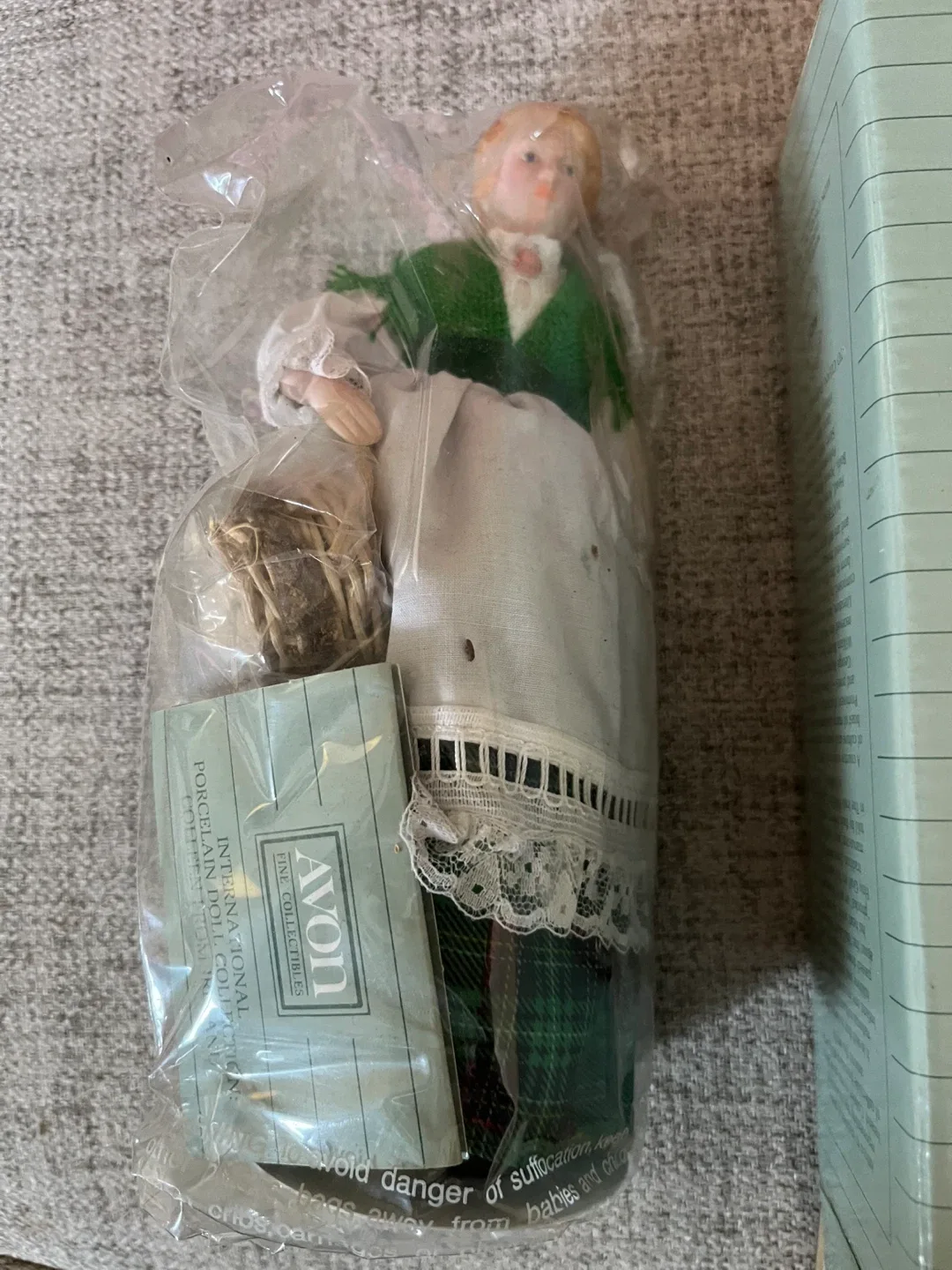 Avon International Porcelain Doll image indicator(7)