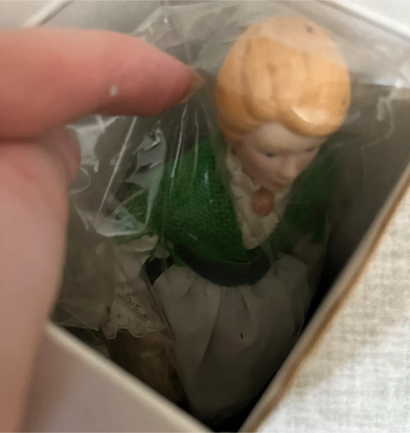 Avon International Porcelain Doll image indicator(6)