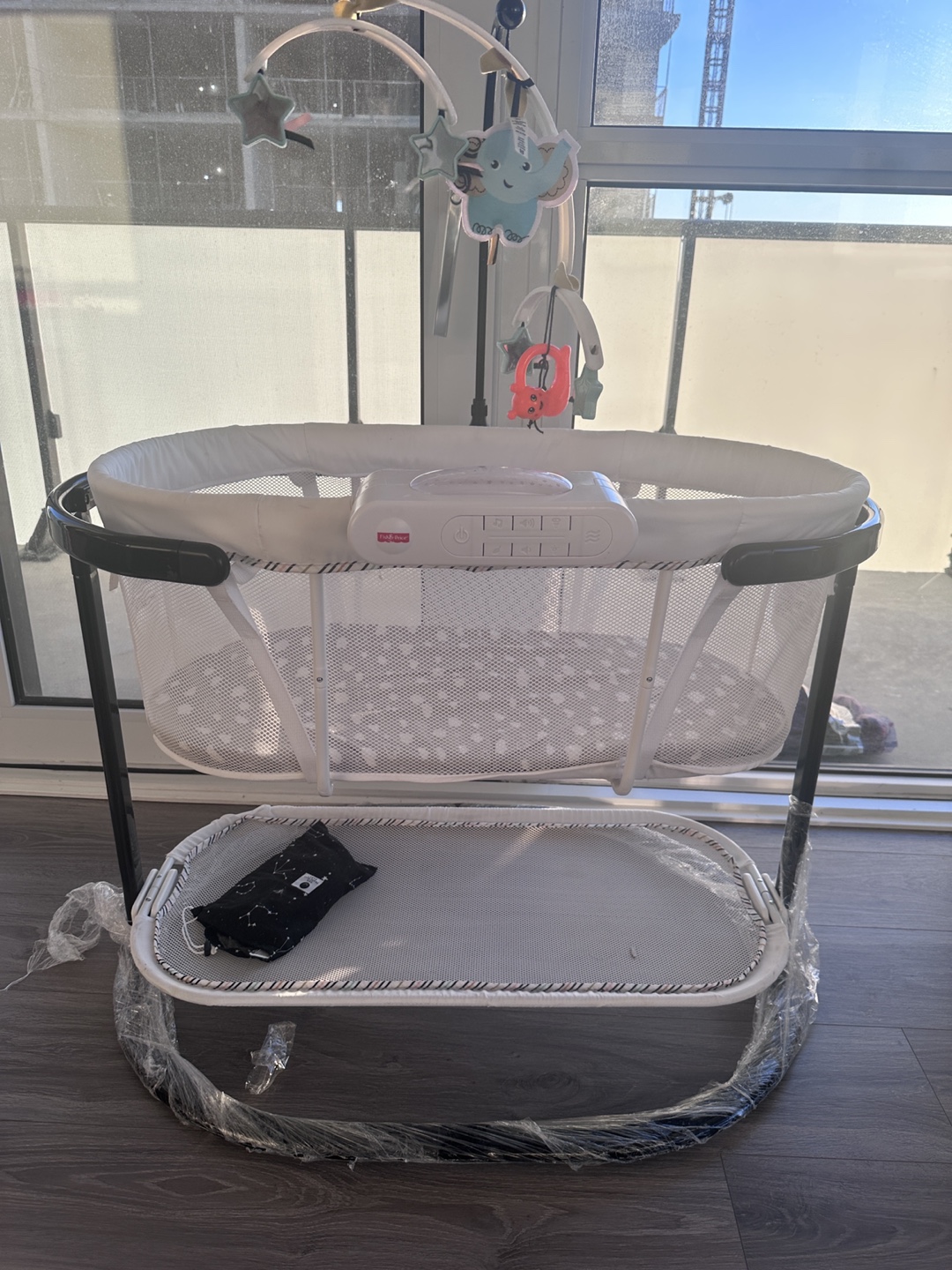 Fisher-Price Soothing Motions Bassinet with extra covers