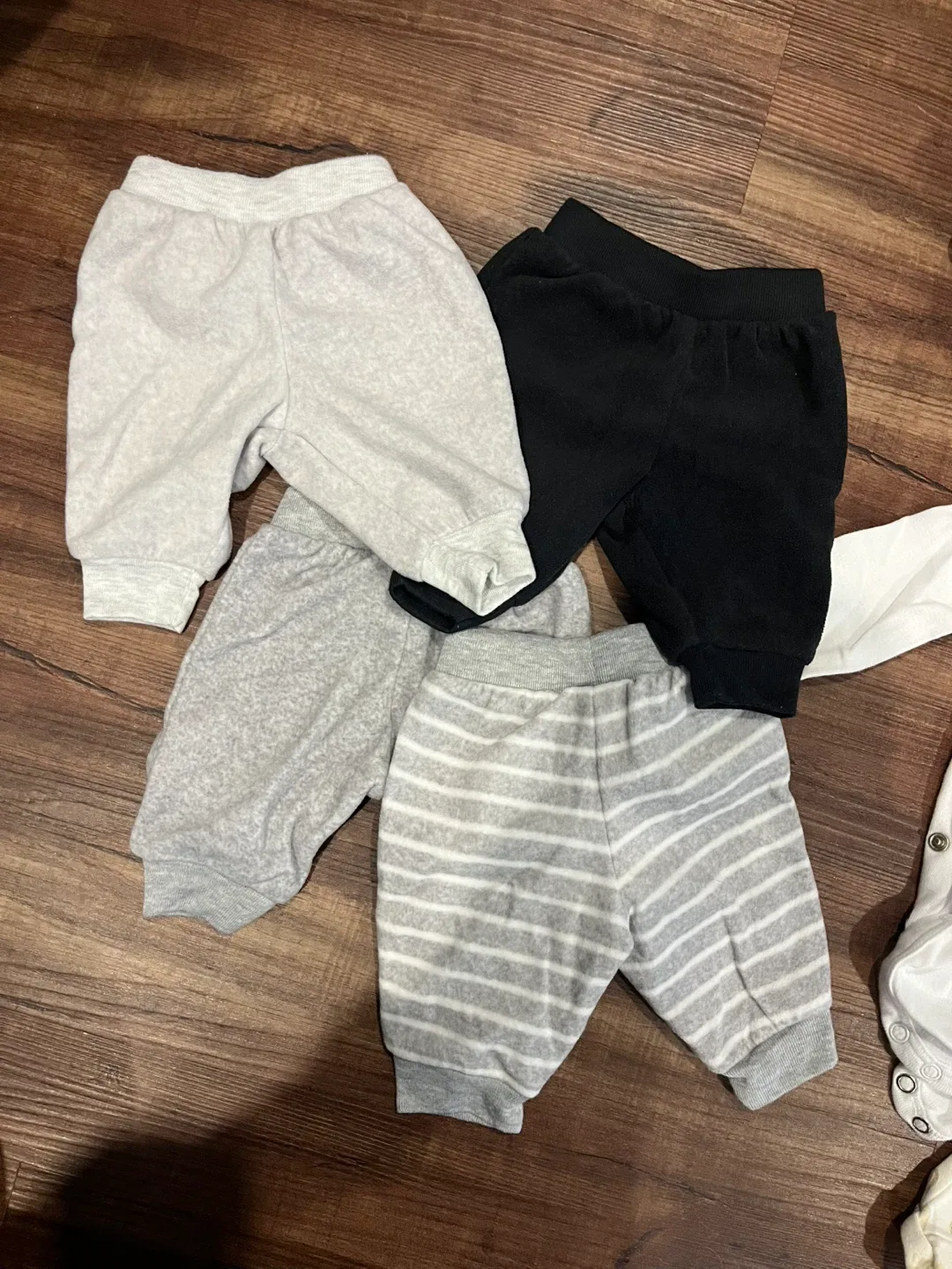 24 item BUNDLE - Newborn Baby Clothes Gender Neutral image indicator(2)