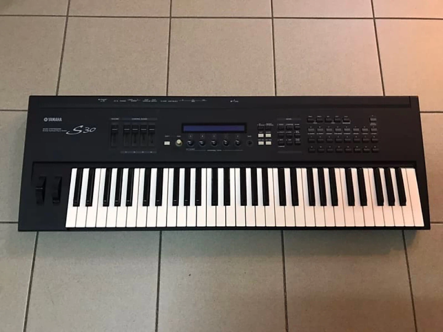 Yamaha S30 Synthesizer with Accessories