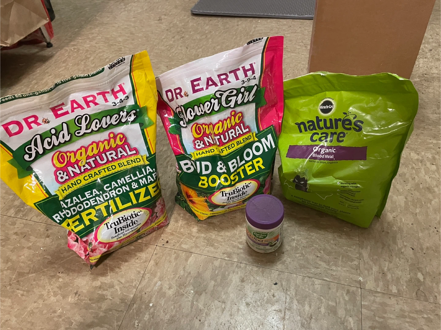 Gardening kit-  Fertilizers and rooting hormone