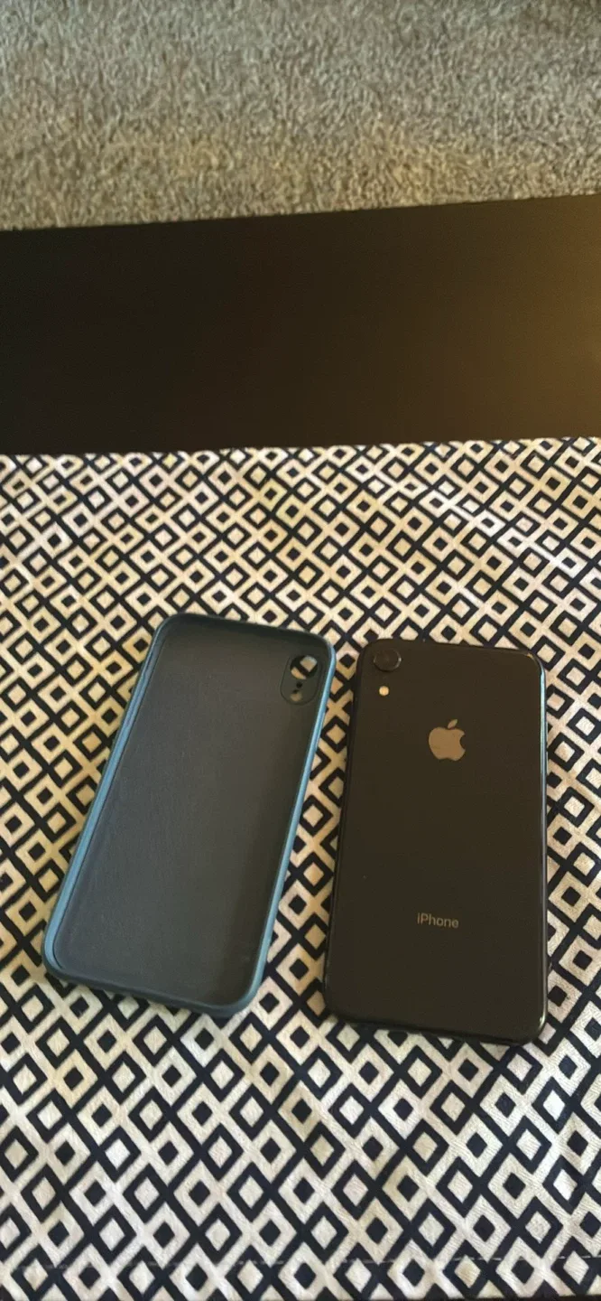 iPhone XR Black with Case image indicator(2)