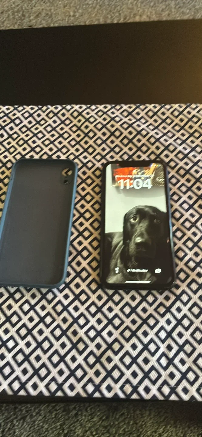 iPhone XR Black with Case image indicator(3)