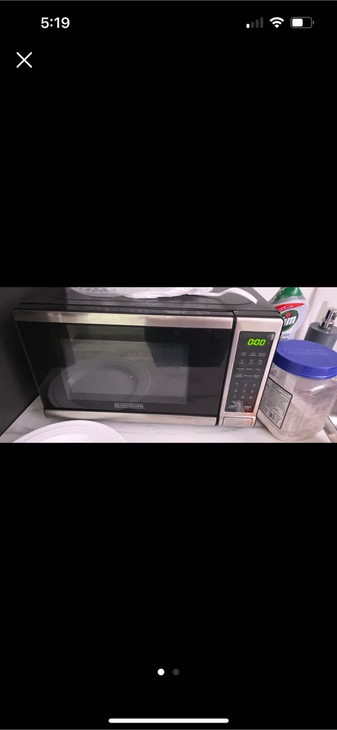 Black+Decker EM720CB7 Microwave Oven - Like New! thumbnail