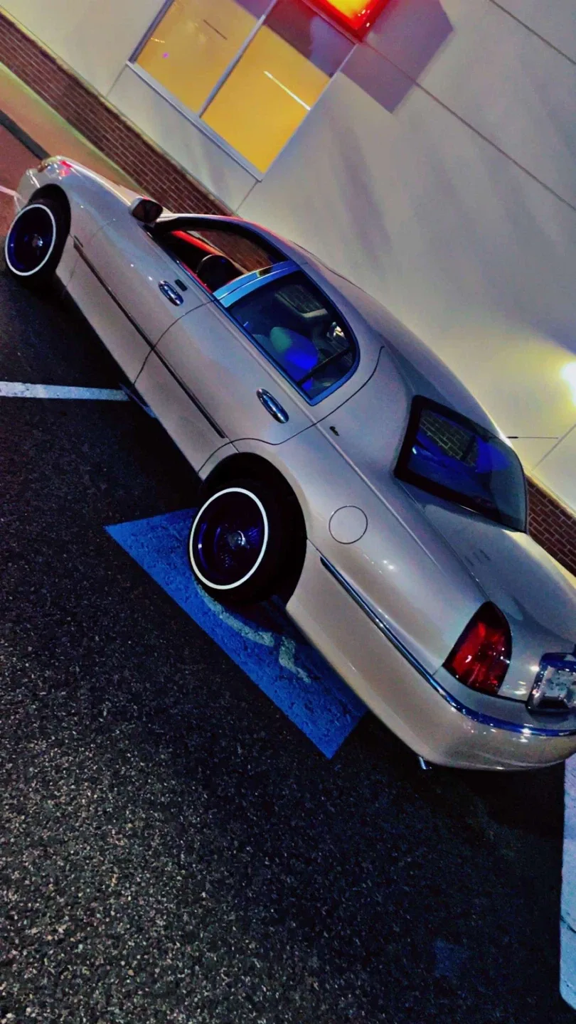 2000 Lincoln town car image indicator(2)