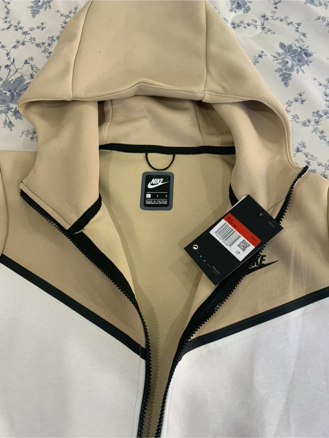 New Nike Tech - Size Large image indicator(2)