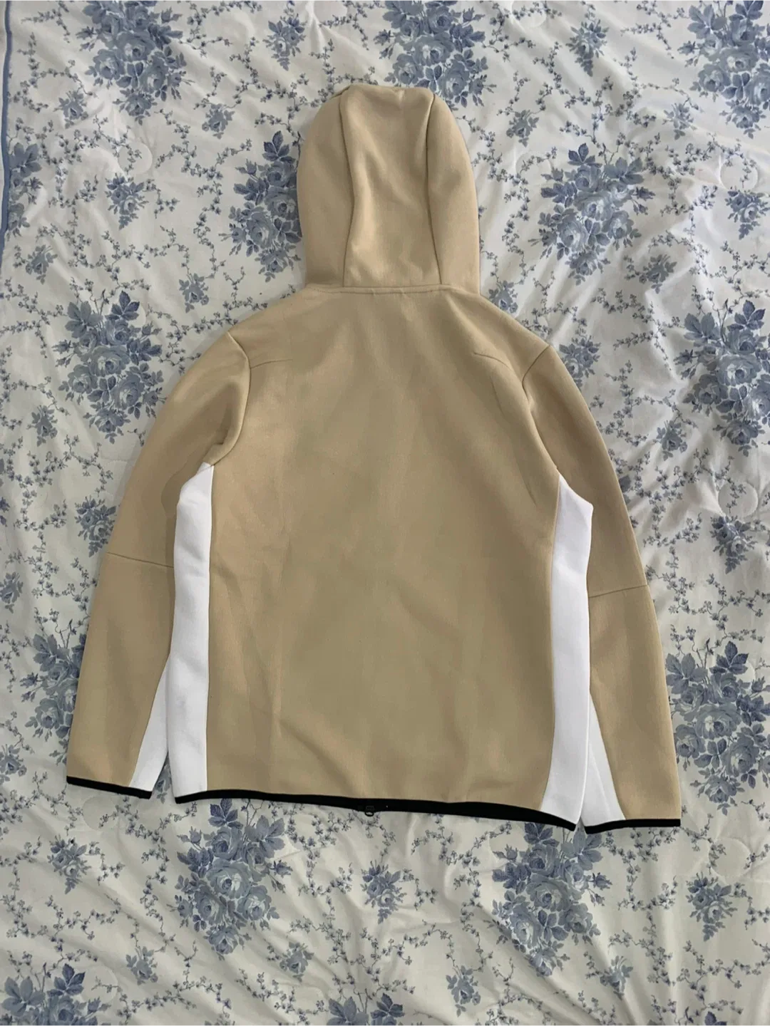 New Nike Tech - Size Large image indicator(4)