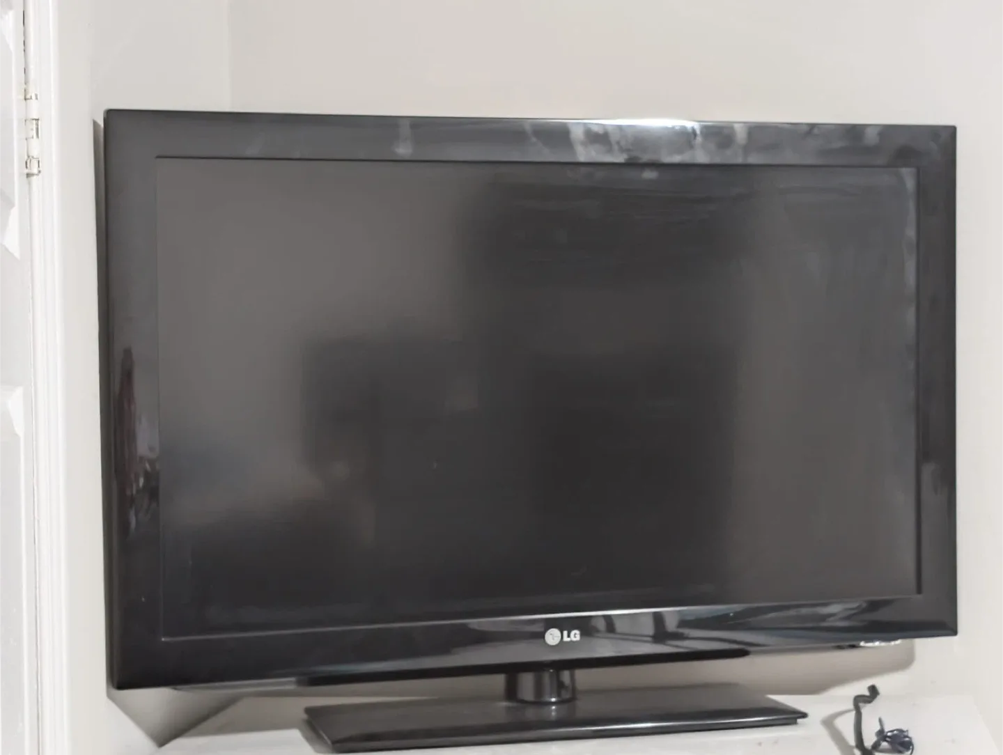 LG 37LD450 37" LCD TV thumbnail