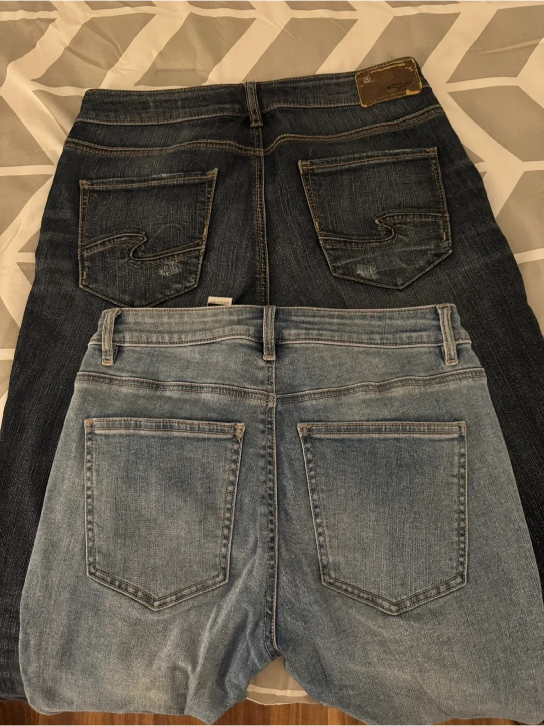 RW&CO. & Silver Fluid Denim Jeans - Size 28 & 29 image indicator(4)