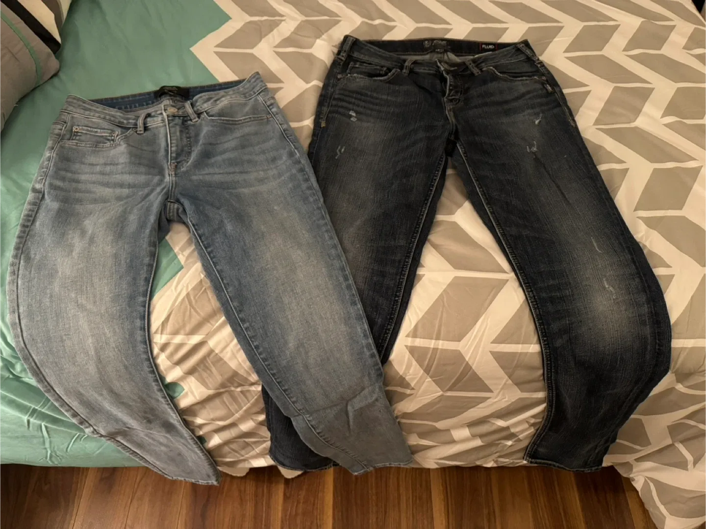 RW&CO. & Silver Fluid Denim Jeans - Size 28 & 29 image indicator(5)