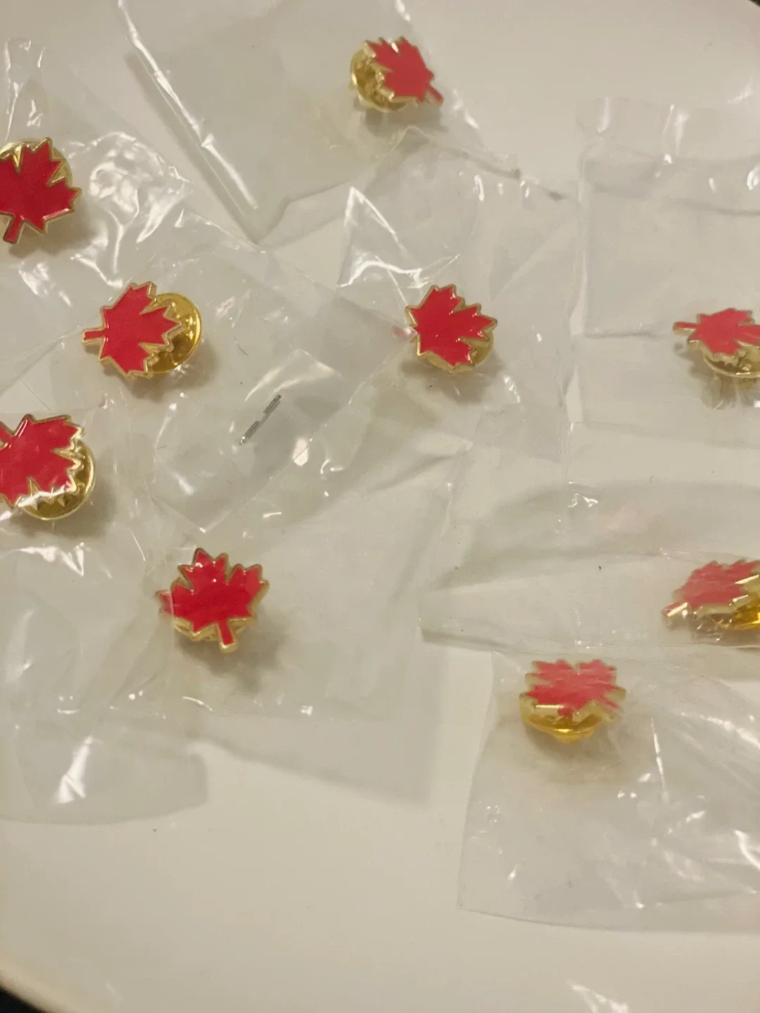 New Maple Leaf Pin - Canadian Pride (9 pcs) thumbnail