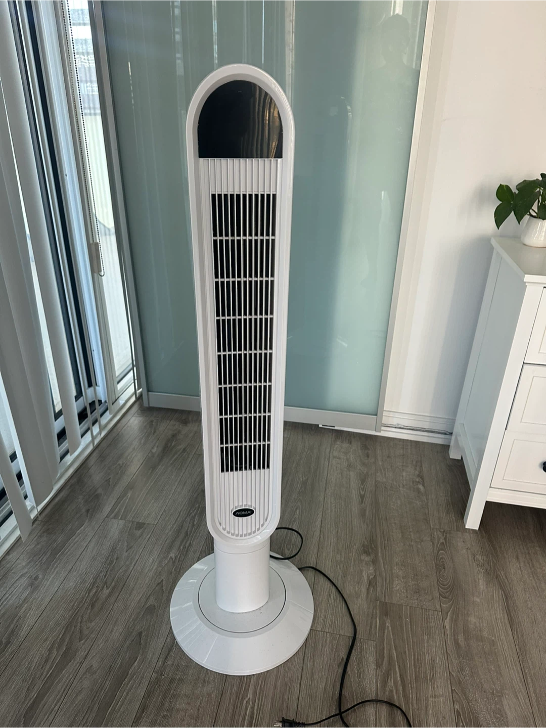 Oscillating tower fan