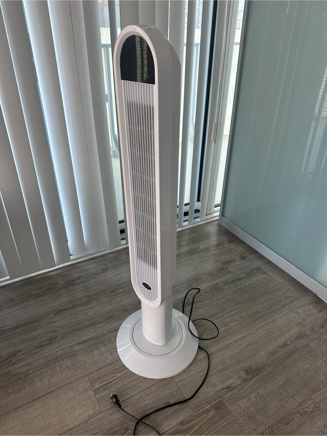 Oscillating tower fan - photo 2