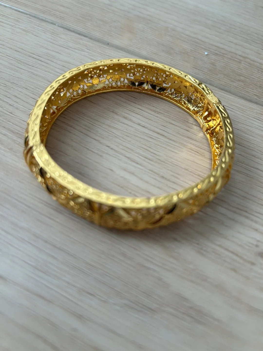 Gold Bangle Bracelet image indicator(2)