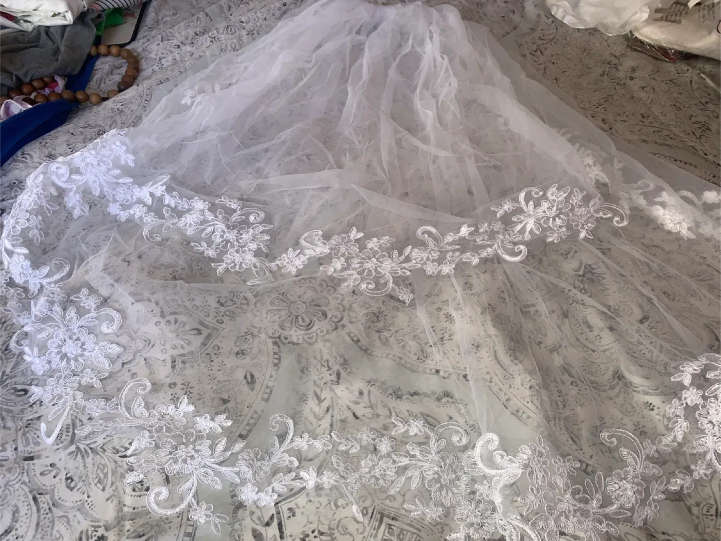 White Lace Wedding Veil image indicator(3)